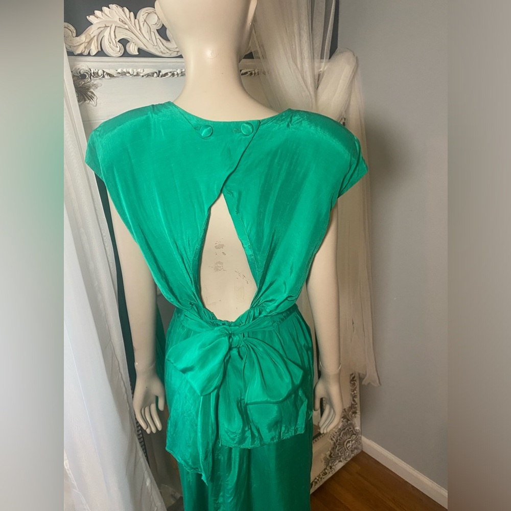 Iconic 80s vintage with asymmetric details and open back jade green - Picture 4 of 10